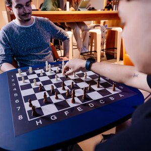 Abbildung zweier Bewohner, die zusammen Schach spielen