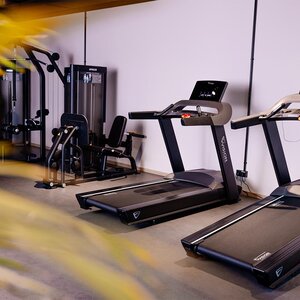 Abbildung eines verschiedener Fitnessgeräte 