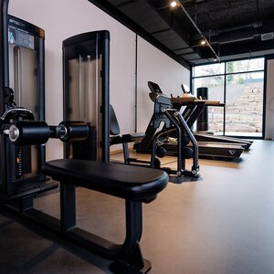 Abbildung eines verschiedener Fitnessgeräte