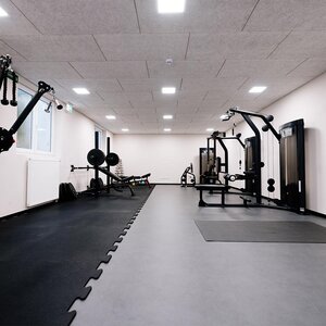 Abbildung eines leeren Fitnessraums