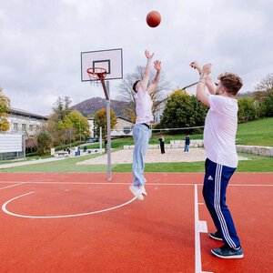 Abbildung einer Gruppe Bewohner, die zusammen Basketball spielt
