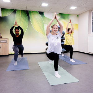 Abbildung einer Gruppe Bewohner, die zusammen Yoga macht