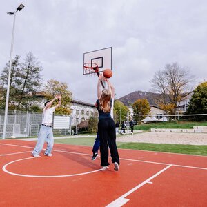 Abbildung einer Gruppe Bewohner, die zusammen Basketball spielt