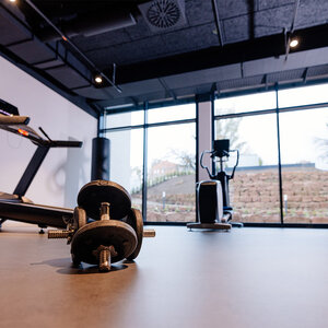 Abbildung eines verschiedener Fitnessgeräte