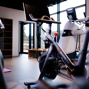 Abbildung eines verschiedener Fitnessgeräte