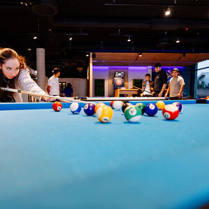 Abbildung zweier Bewohner, die zusammen Pool spielen