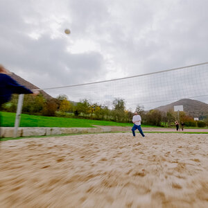 Abbildung einer Gruppe Bewohner, die zusammen Volleyball spielt