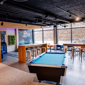 Abbildung eines Aufenthaltsraum mit Pool-Tisch