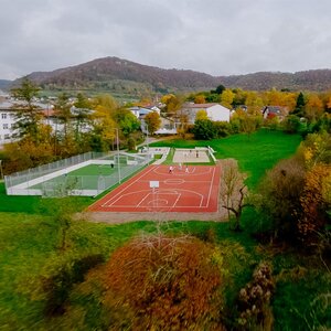 Drohnen-Aufnahme des Basketballfeldes