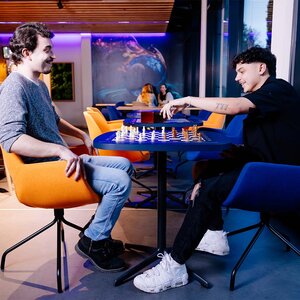 Abbildung zweier Bewohner, die zusammen Schach spielen