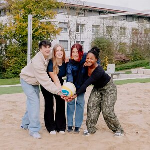 Abbildung einer Gruppe Bewohner, die zusammen Volleyball spielt