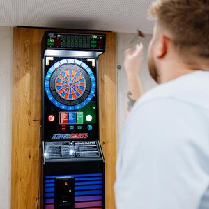 Abbildung eines Bewohners, der Darts spielt