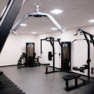 Abbildung eines leeren Fitnessraums
