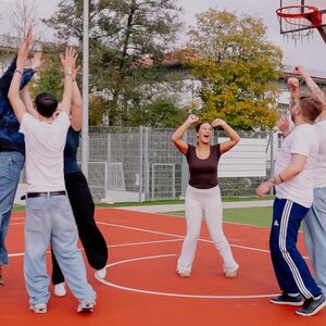Abbildung einer Gruppe Bewohner, die zusammen Basketball spielt
