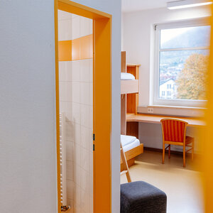 Bewohnerzimmers mit Blick aus dem Fenster