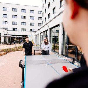 Abbildung einer Gruppe Bewohner, die zusammen Tischtennis spielen