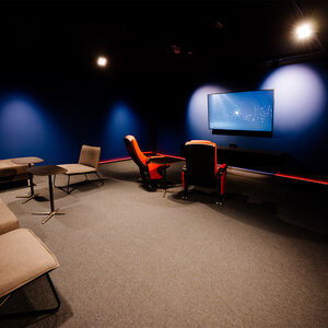 Aufnahme zweier roter Gaming-Chairs vor einem Monitor