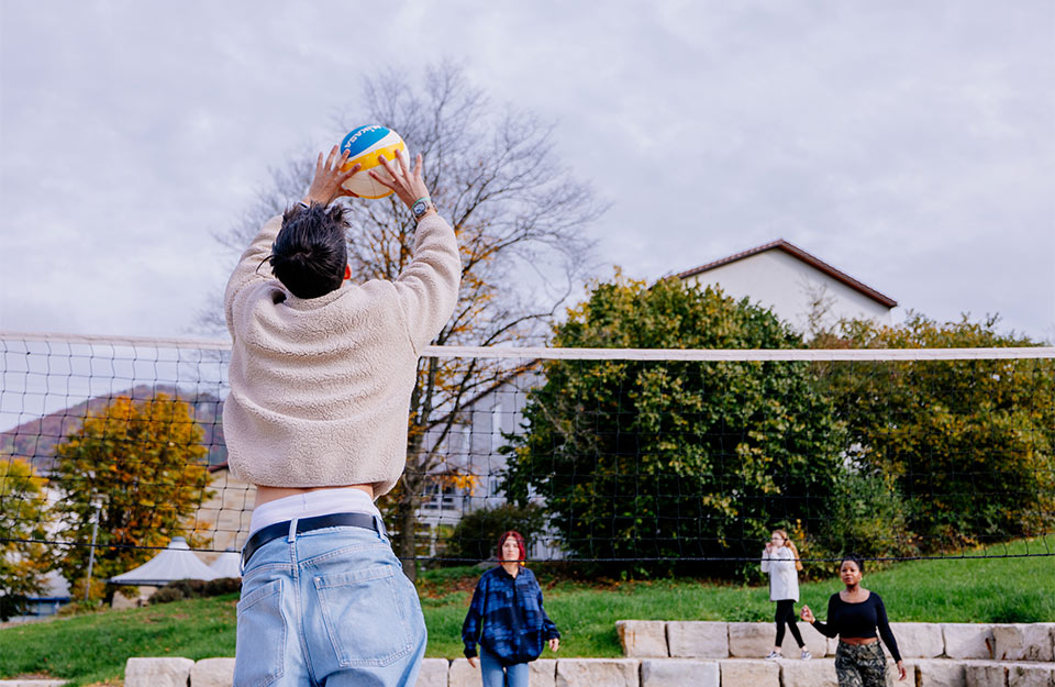 Abbildung einer Gruppe Bewohner, die Volleyball spielen