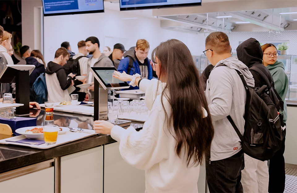 Darstellung der Bewohner des Campus Calw in der Mensa